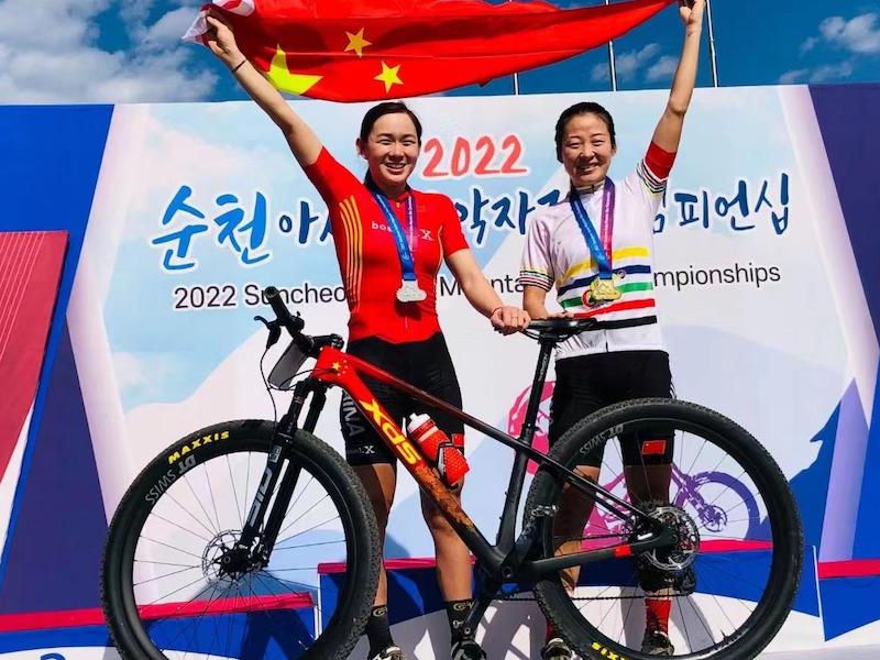 L'équipe chinoise a remporté la médaille d'or et la deuxième place dans la course de cross-country féminine aux championnats d'Asie de vélo de montagne
